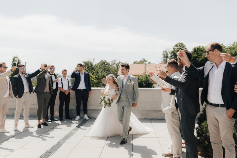 Brautpaar kommt an der Hochzeitslocation Dinzler Irschenberg an