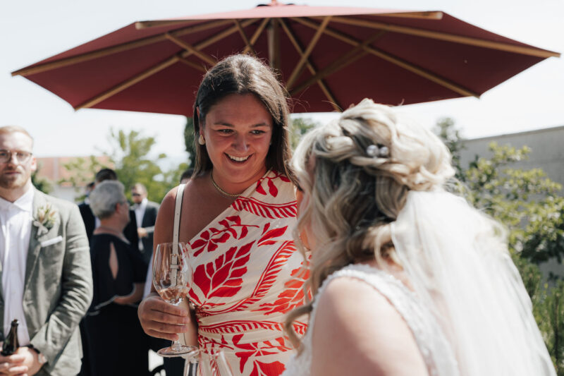 Ein Gast gratuliert der Braut bei der Hochzeit im Dinzler Irschenberg
