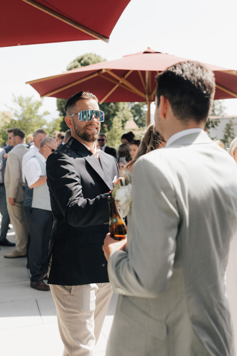 Ein Gast gratuliert dem Bräutigam bei der Hochzeit am Dinzler Irschenberg