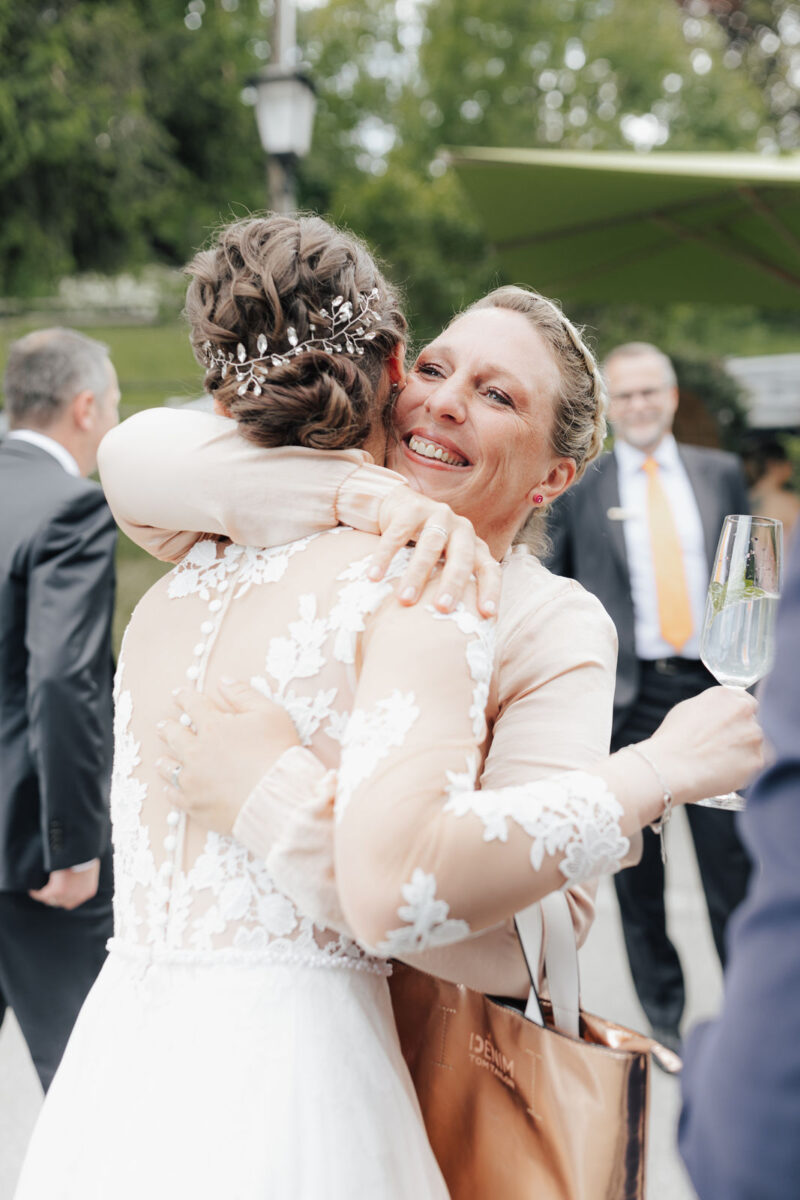 Hochzeitsgast gratuliert der Braut herzlich während der Feier