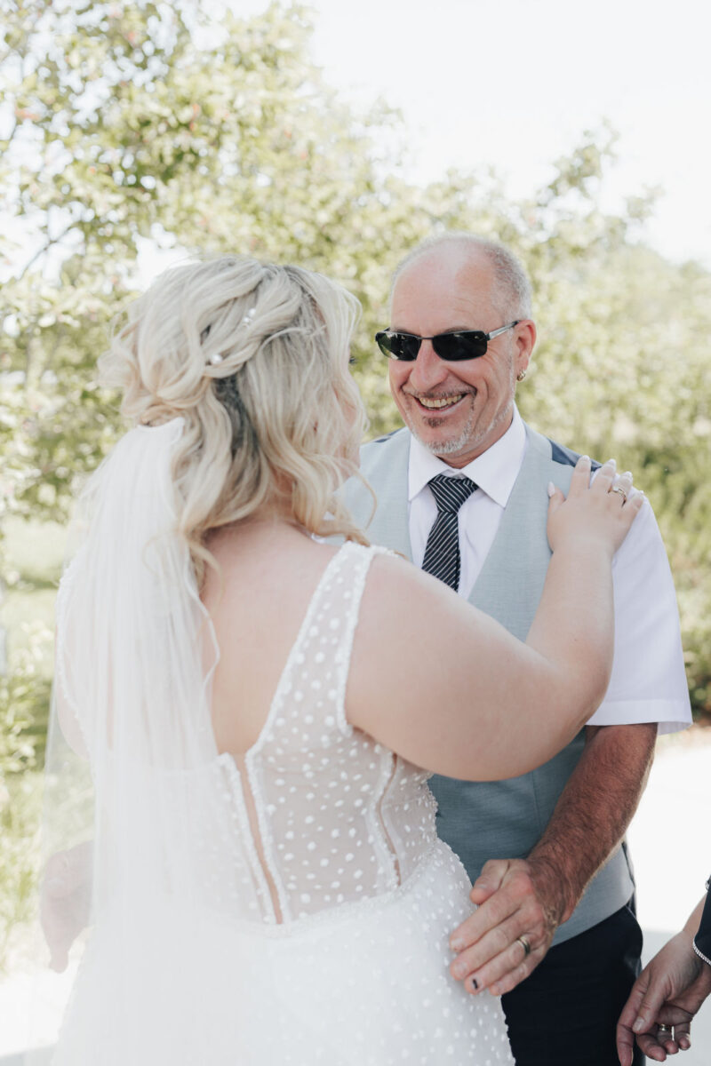 Ein Gast gratuliert der Braut bei der Hochzeit im Dinzler Irschenberg