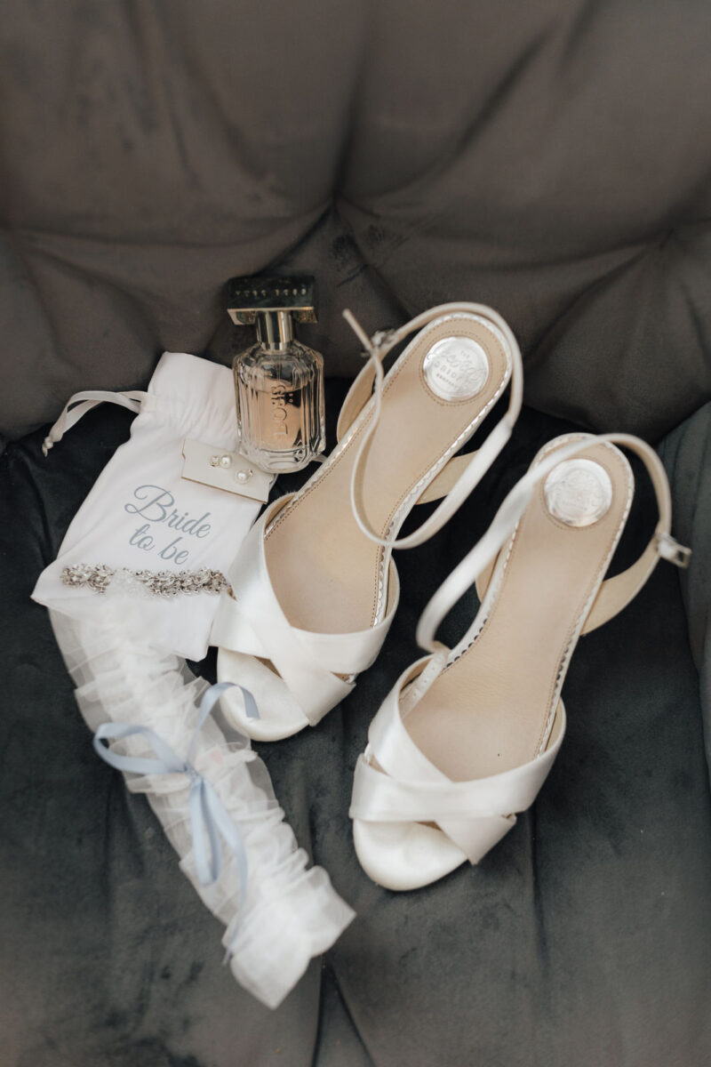 Detailbild Getting Ready Hochzeit - Schuhe, Parfüm, Strumpfband