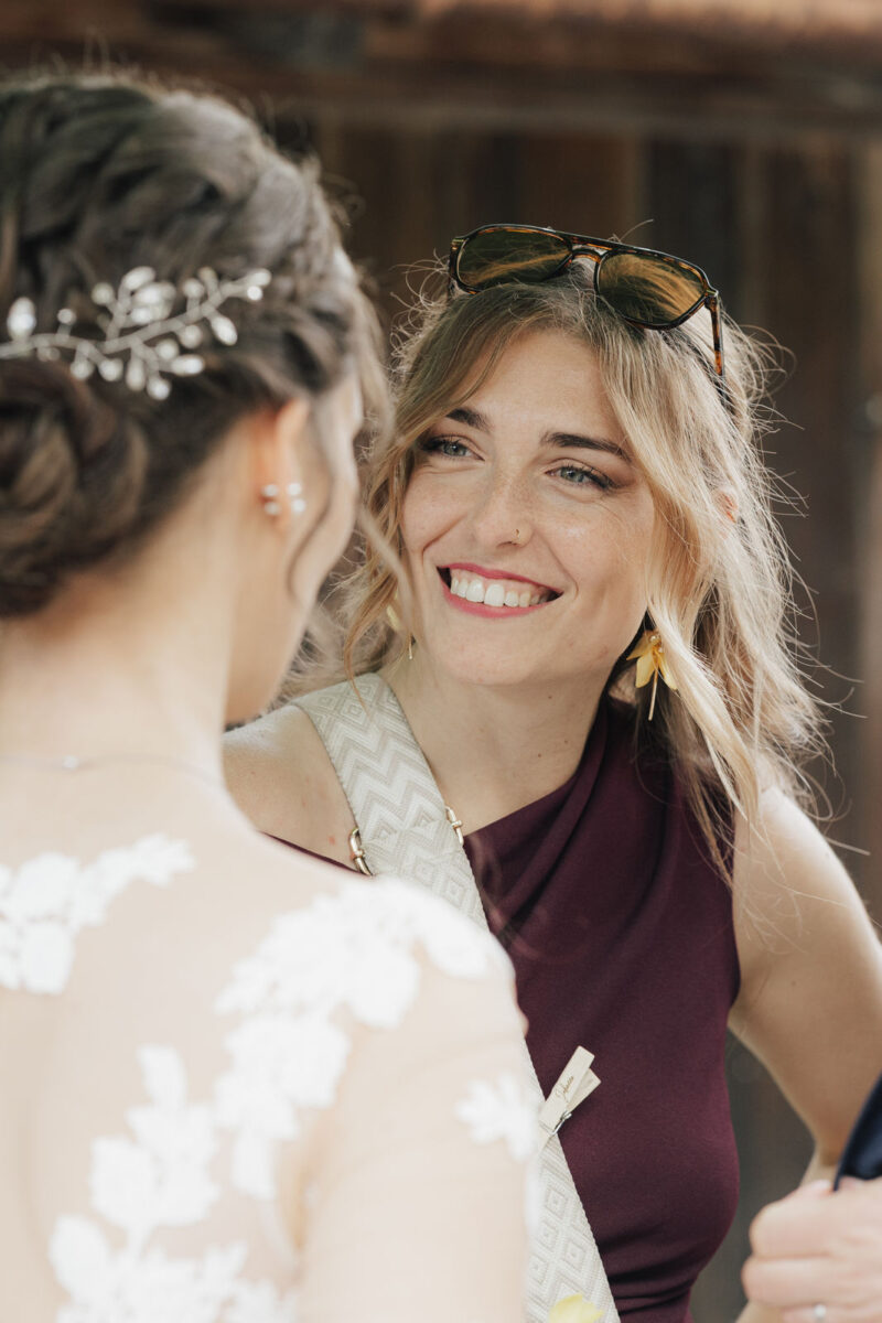 Momentaufnahme - Gast lächelt die Braut an.