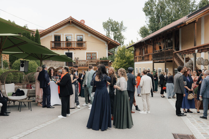 Hochzeitsgäste auf dem Hof der Mühle in Holzham