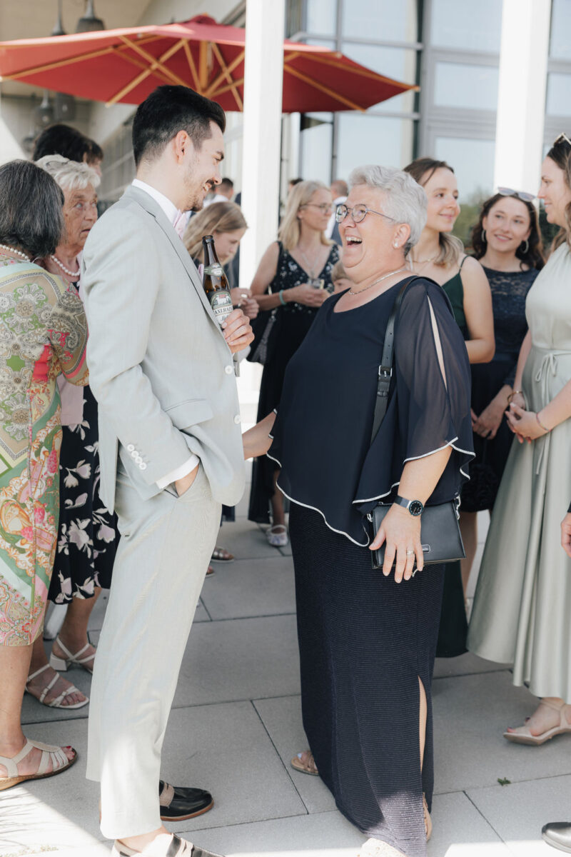 Ein Gast gratuliert dem Bräutigam bei der Hochzeit am Dinzler Irschenberg