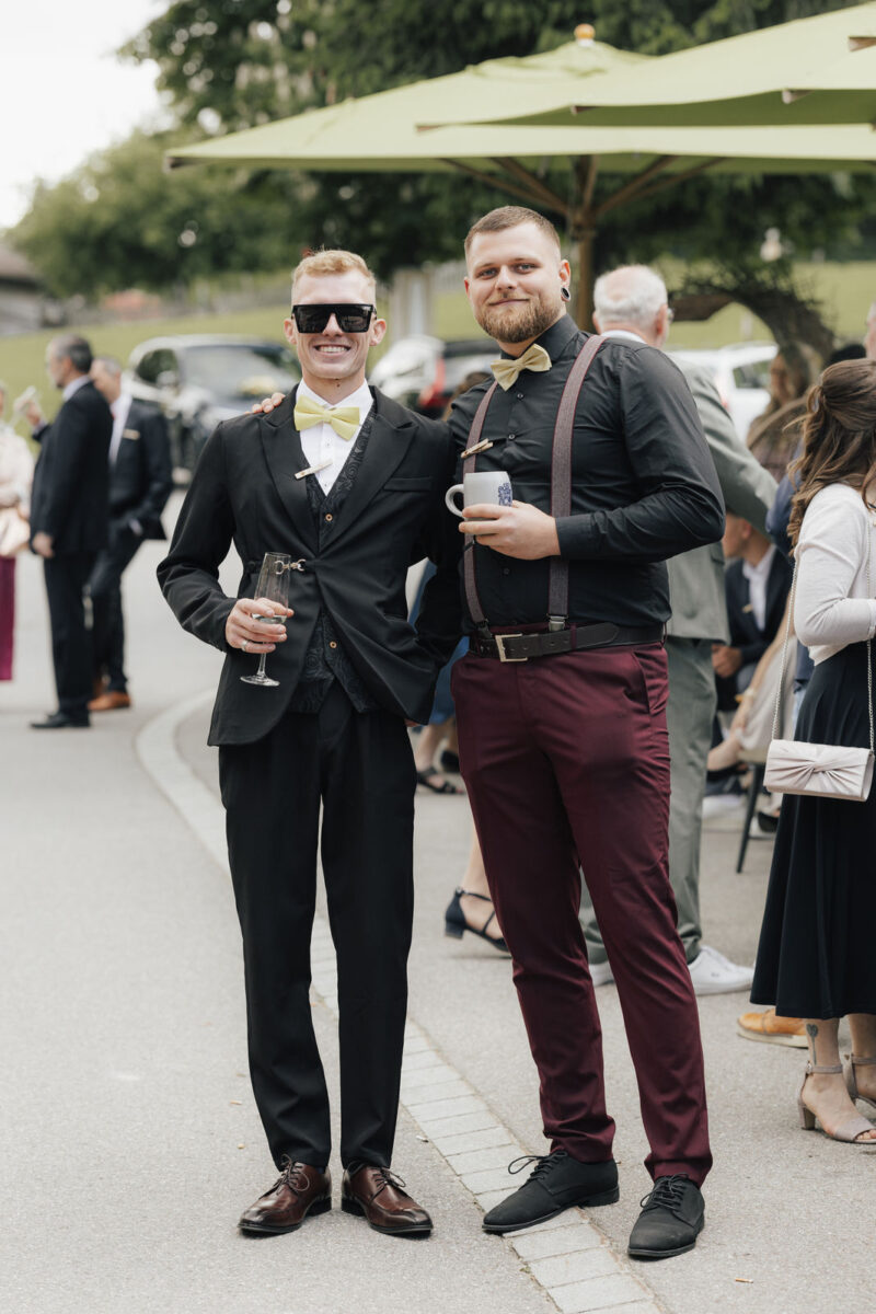 Hochzeitsgäste an der Mühle in Holzham