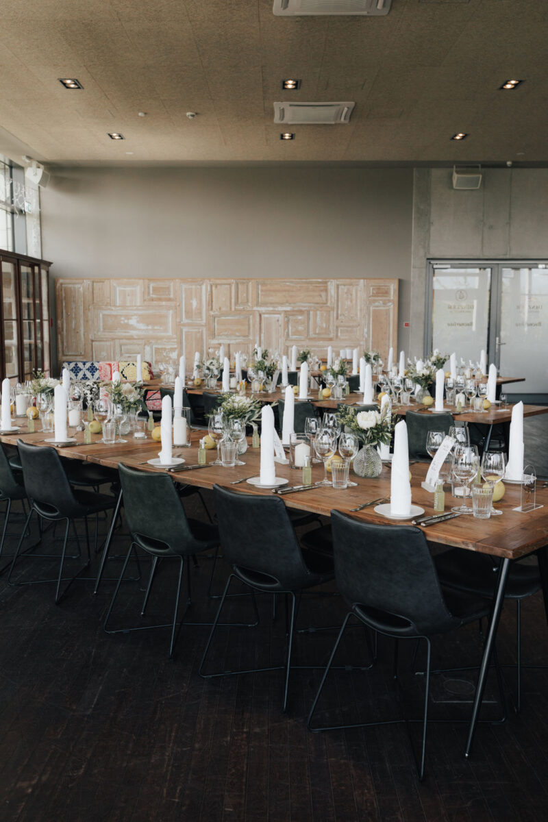 Festlich gedeckte Hochzeitstische im Dinzler Irschenberg