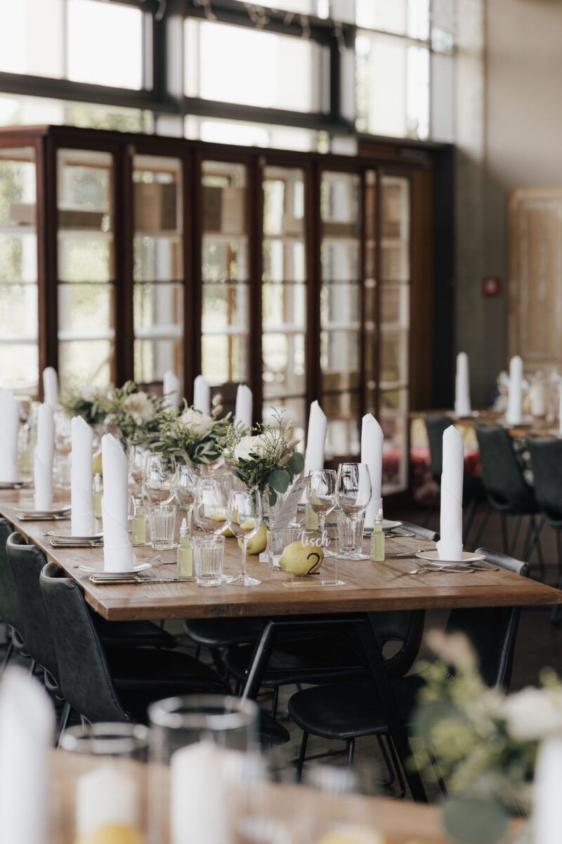 Festlich gedeckte Hochzeitstische im Dinzler Irschenberg