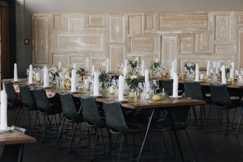 Festlich gedeckte Hochzeitstische im Dinzler Irschenberg