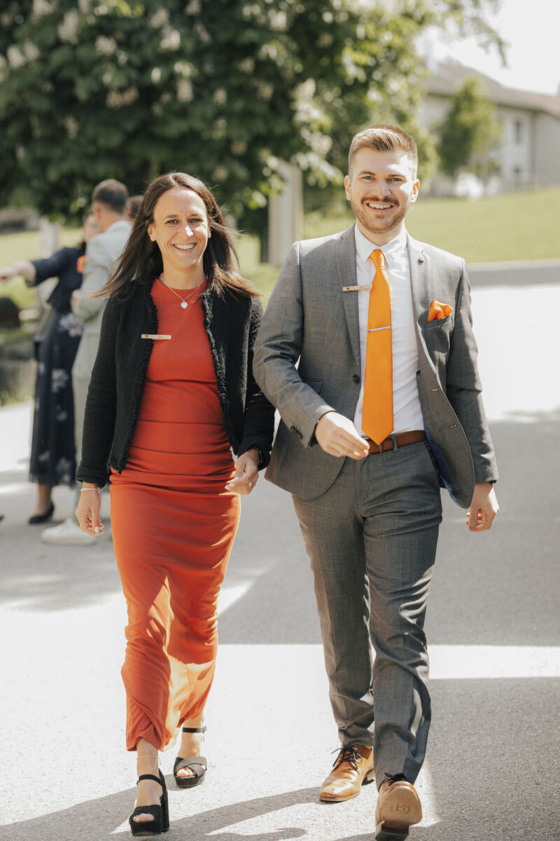 Hochzeitsgäste auf dem Hof der Mühle in Holzham