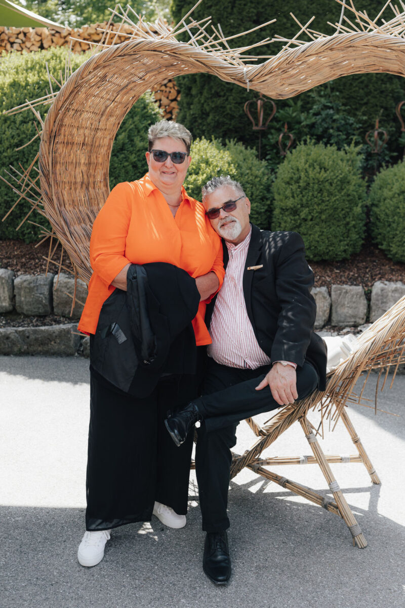 Hochzeitsgäste auf dem Hof an der Mühle in Holzham