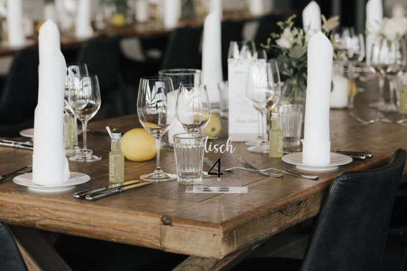 Festlich gedeckte Hochzeitstische im Dinzler Irschenberg