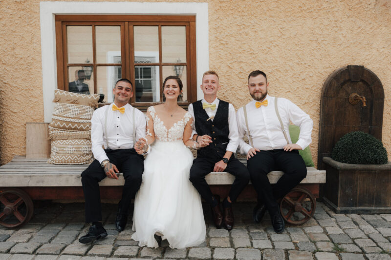 Gruppenbild, die Braut mit Freunden an der Mühle in Holzham