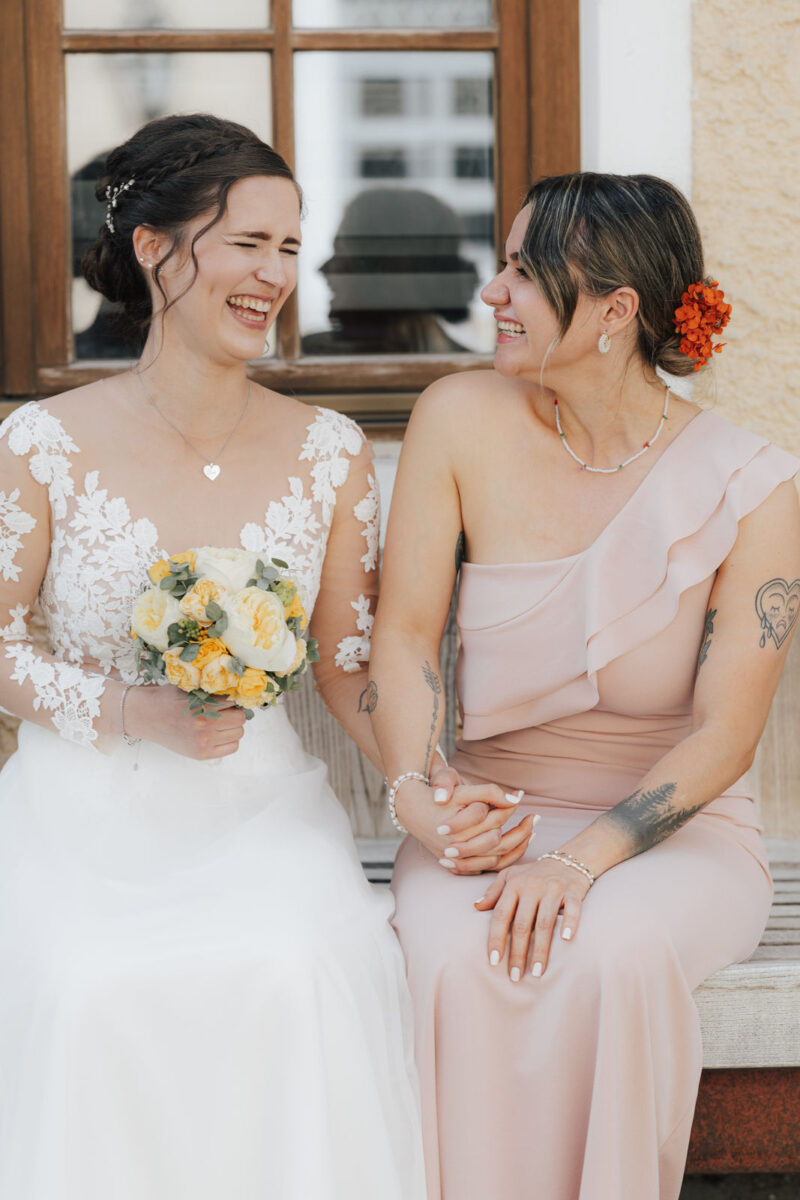 Braut und Trauzeugin genießen einen gemeinsamen Moment auf der Hochzeit