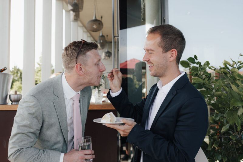 Hochzeitsgäste essen Kuchen am Dinzler Irschenberg