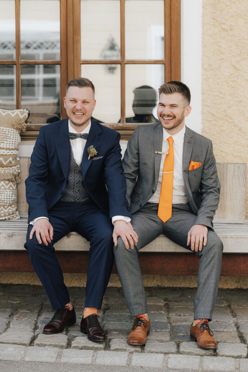 Bräutigam und Trauzeuge teilen einen besonderen Moment auf der Hochzeit