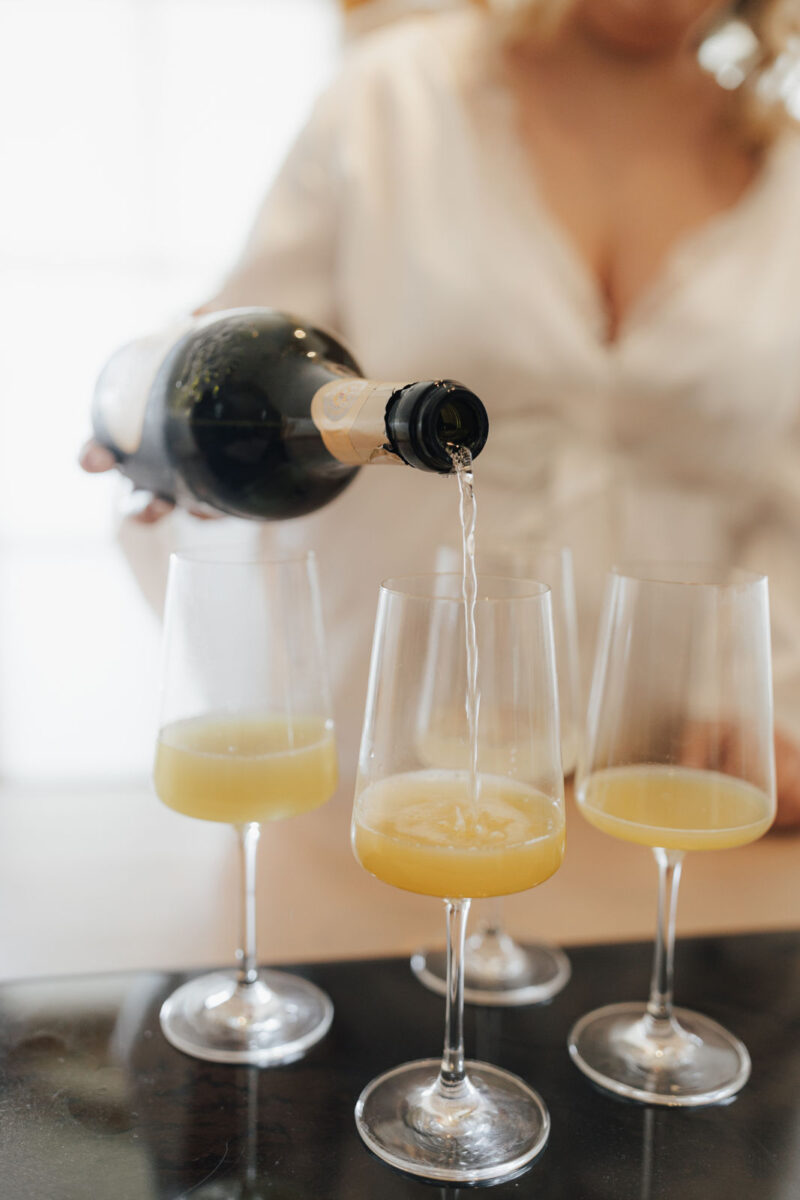 Sekt wird beim Getting Ready der Hochzeit eingeschenkt