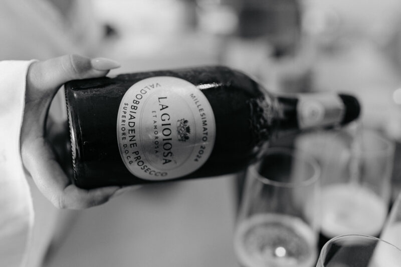 Sekt wird beim Getting Ready der Hochzeit eingeschenkt