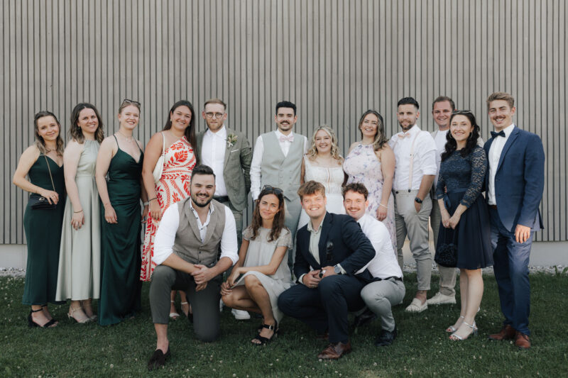 Gruppenbild mit Brautpaar und Hochzeitsgästen beim Dinzler Irschenberg