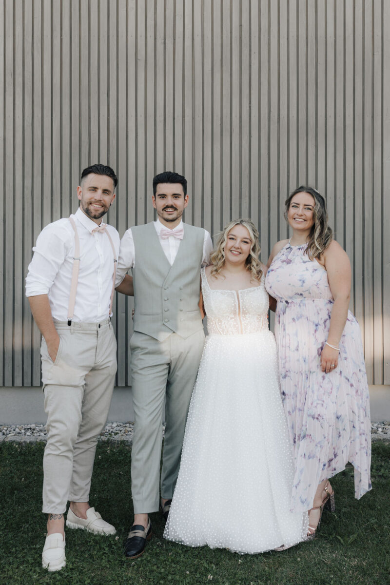 Gruppenbild mit Brautpaar und Hochzeitsgästen beim Dinzler Irschenberg