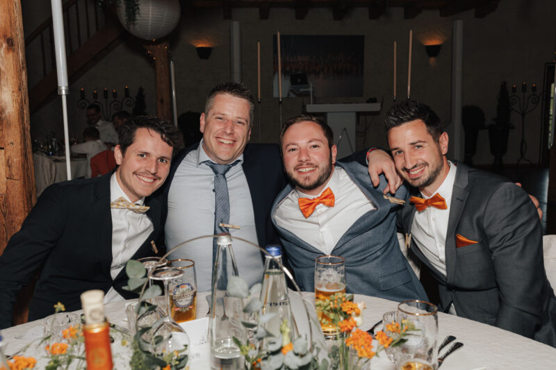 Gäste am Hochzeitstisch in Holzham