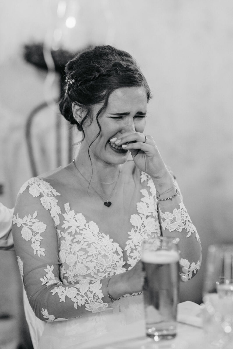 Portrait zeigt Emotionen der Braut während einer Rede