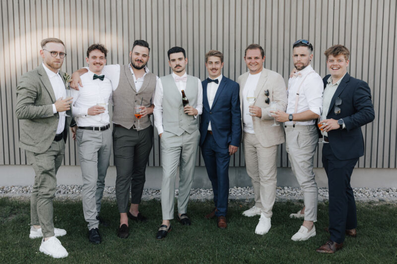 Gruppenbild mit Bräutigam und Hochzeitsgästen beim Dinzler Irschenberg