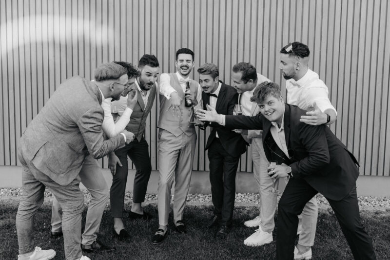 Gruppenbild mit Bräutigam und Hochzeitsgästen beim Dinzler Irschenberg