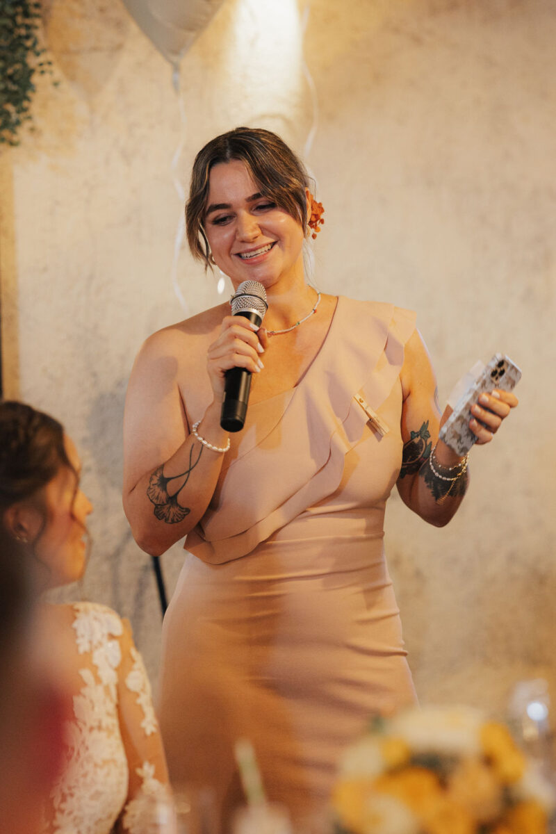 Rede der Trauzeugin auf der Hochzeit