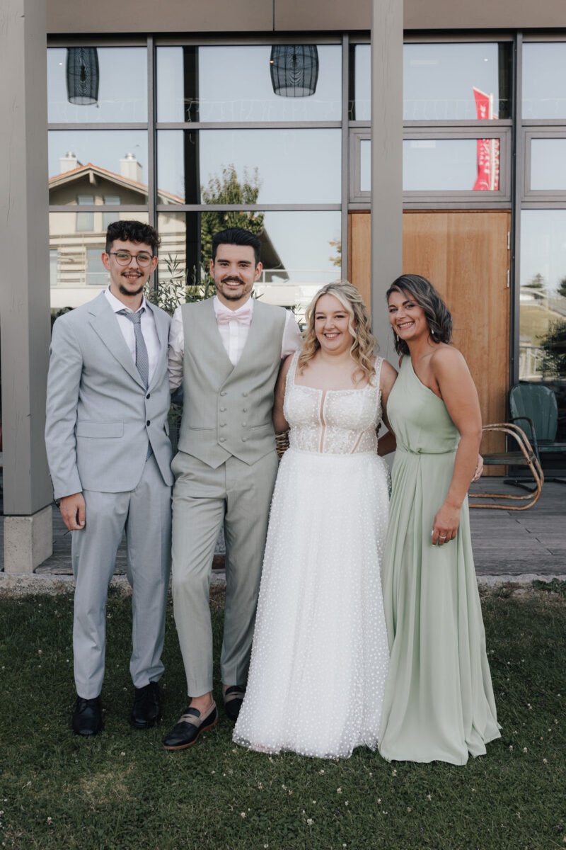 Gruppenbild mit Brautpaar und Hochzeitsgästen beim Dinzler Irschenberg