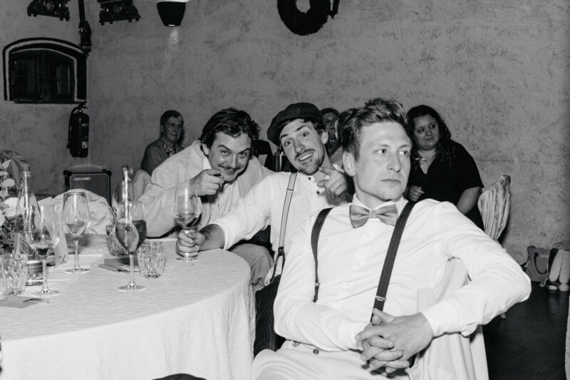 Hochzeitsgäste am Tisch im Hochzeitssaal