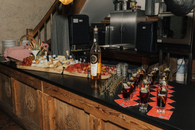 Bild zeigt Nachspeisentisch: Brotzeitplatte, Ramazotti