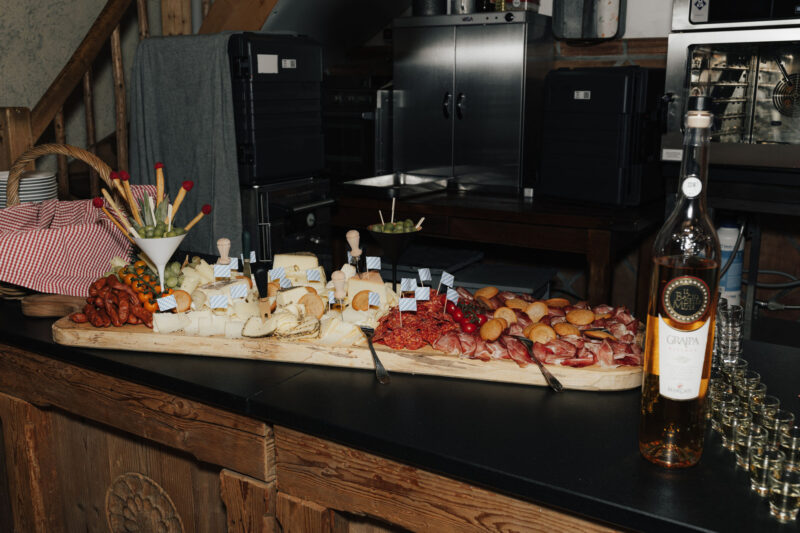 Detailaufnahme einer Brotzeitplatte als Dessert auf der Hochzeit