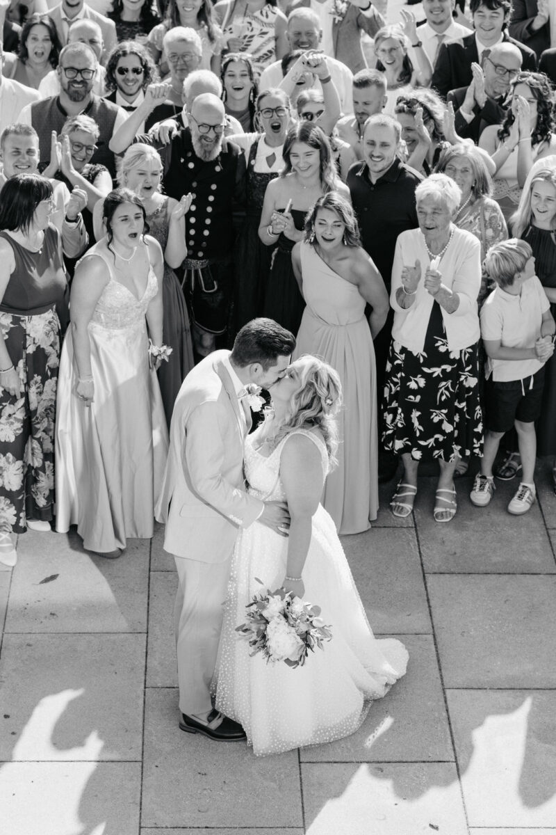 Gruppenbild mit Brautpaar und Hochzeitsgästen beim Dinzler Irschenberg