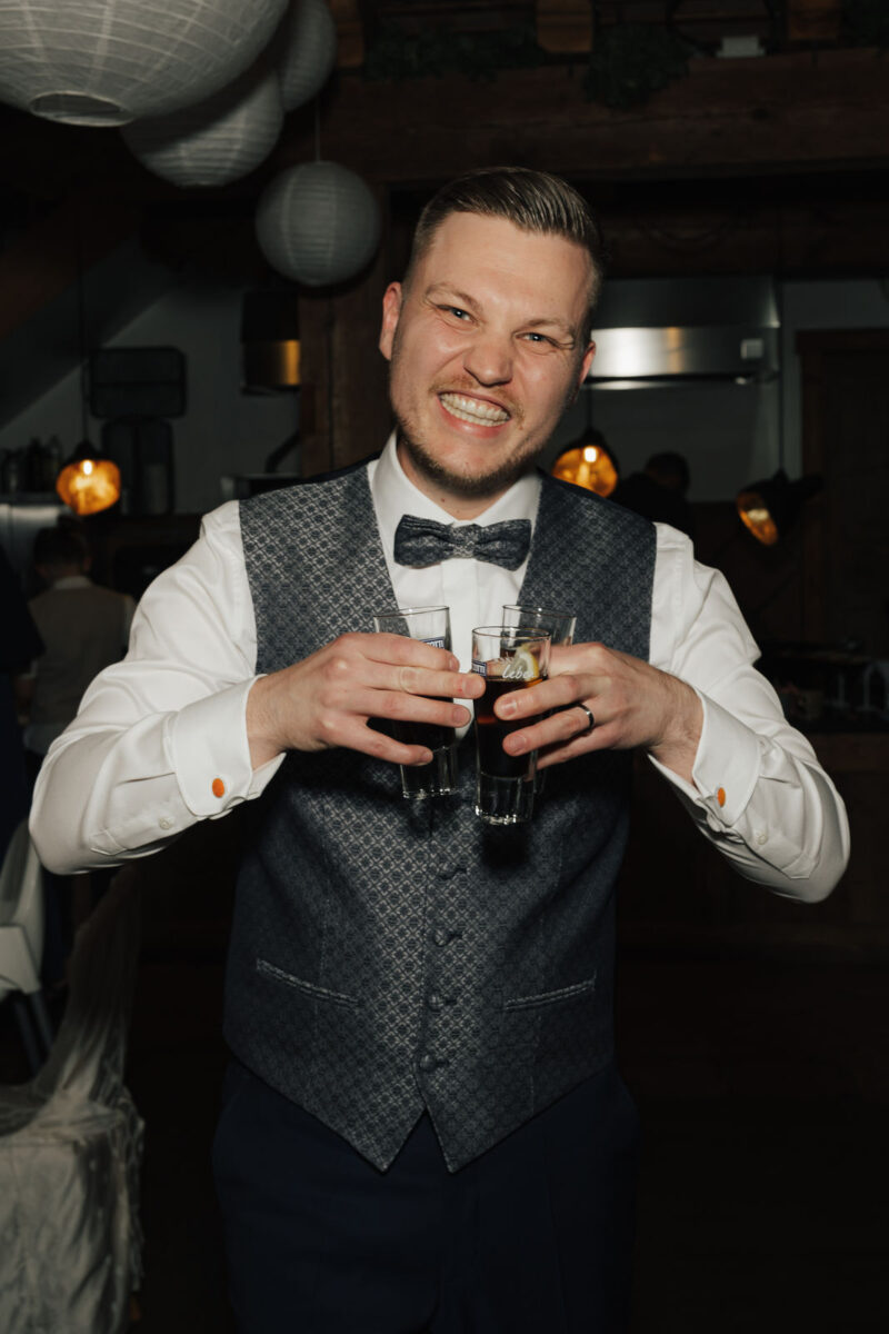 Bräutigam holt Ramazotti an der Bar während der Hochzeitsfeier