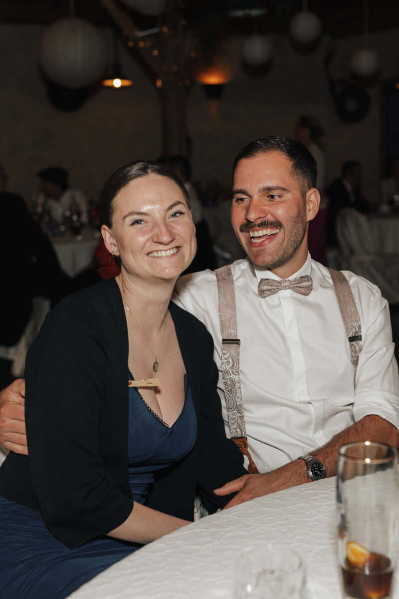 Glückliches Pärchen auf der Hochzeit