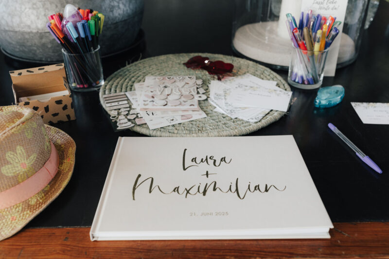 Detailaufnahme Gästebuch bei Hochzeit im Dinzler Irschenberg