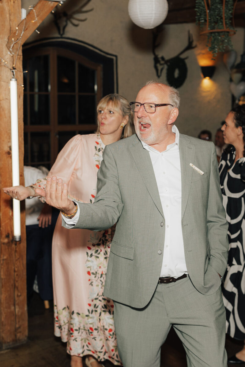 Gast auf der Tanzfläche bei einer Hochzeit in Holzham