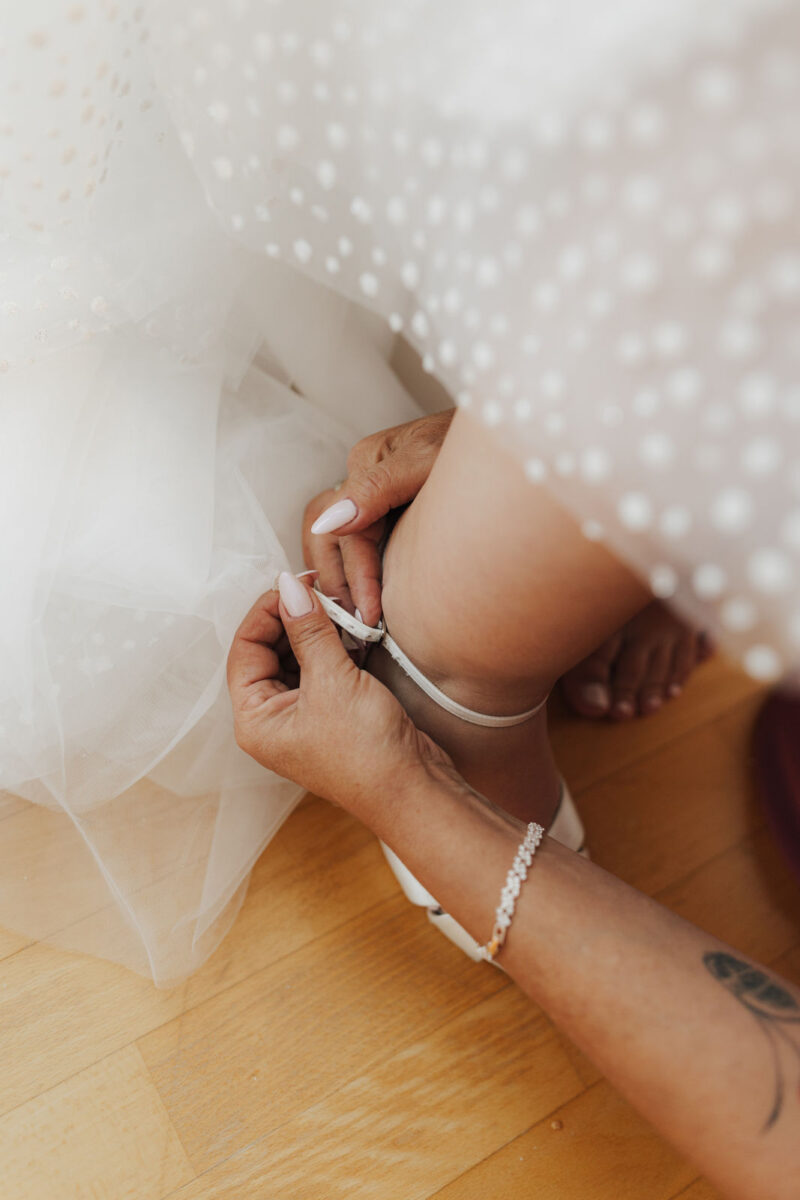 Trauzeugin hilft beim anziehen - Getting Ready