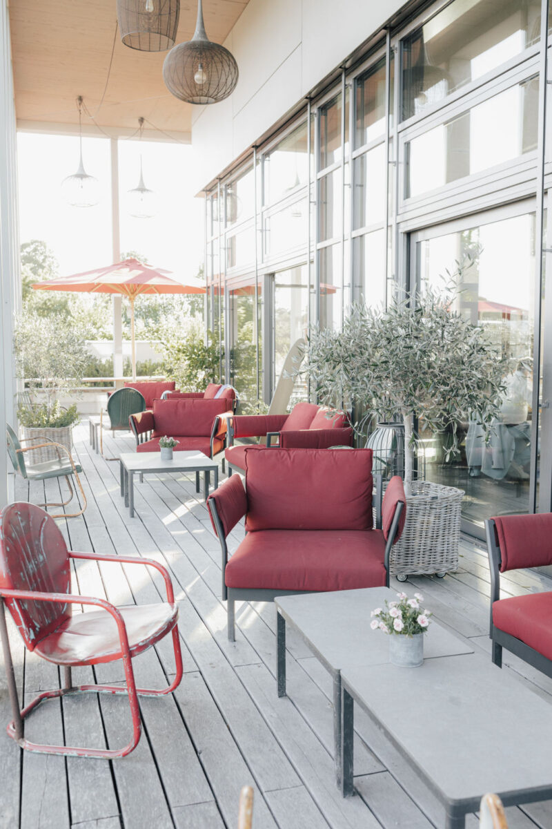 Außenaufnahme zeigt Terasse Dinzler Irschenberg