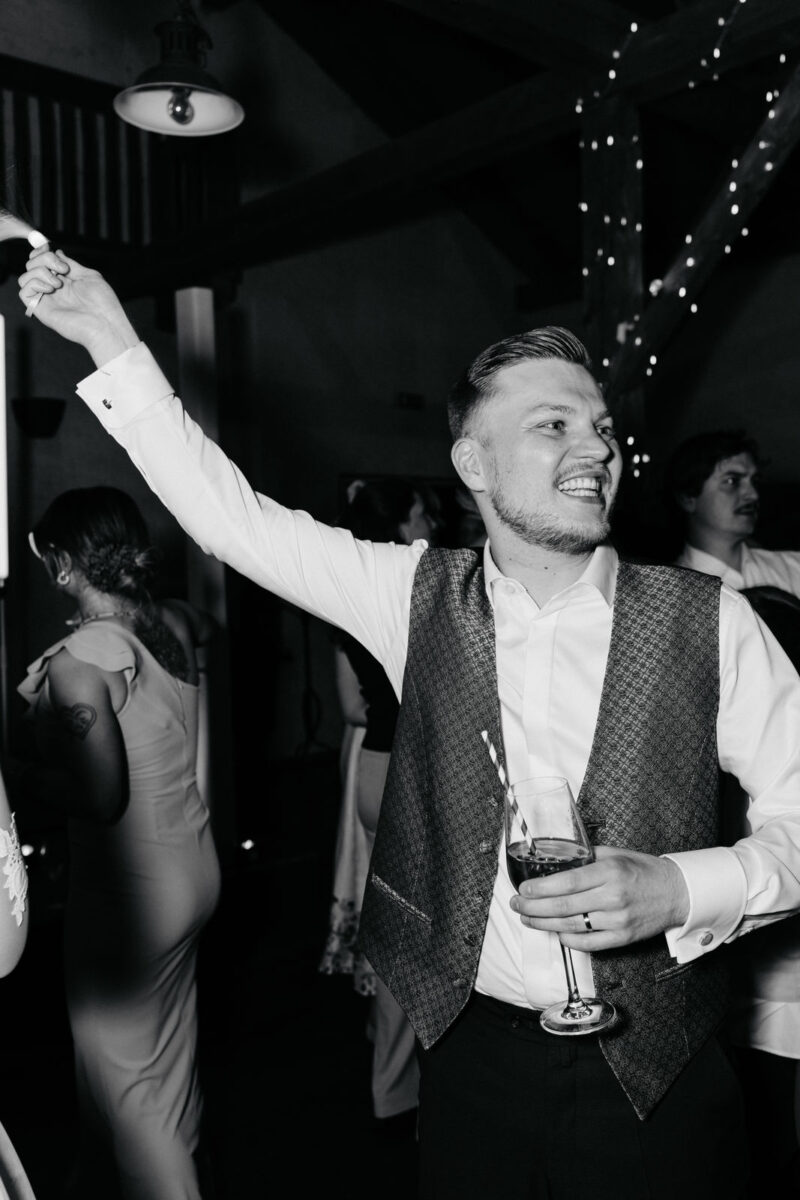 Der Bräutigam tanzt ausgelassen auf der Hochzeitsparty im Gasthaus Zur Mühle in Holzham