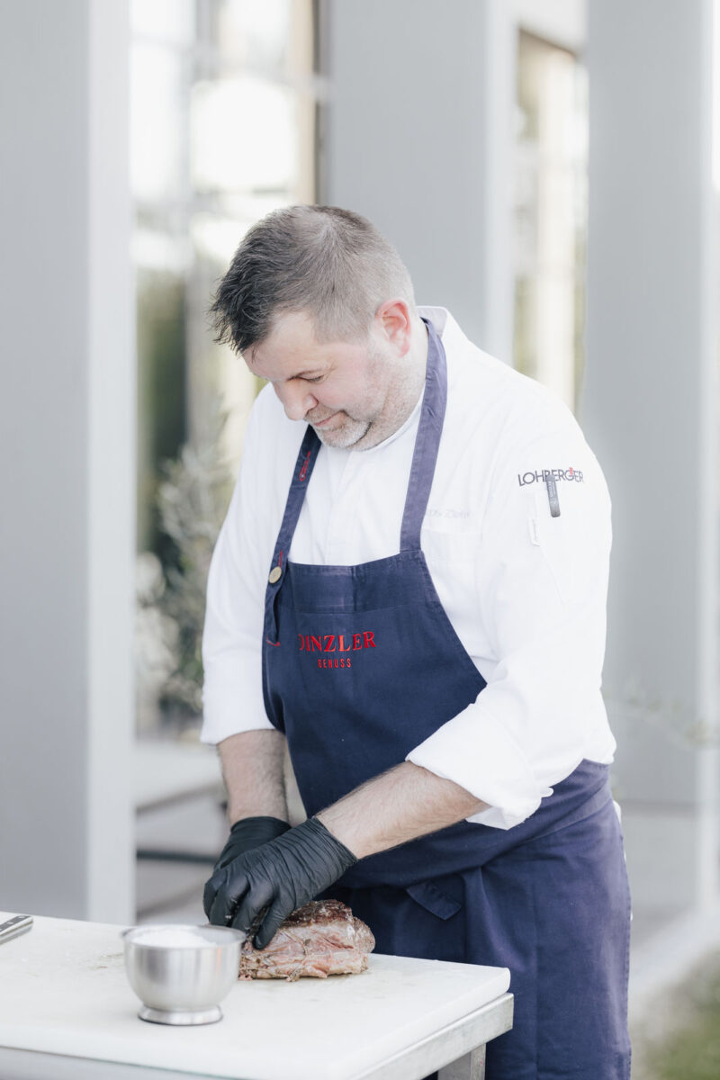 Zubereiten des Fleisches am Grill bei der Hochzeit im Dinzler Irschenberg