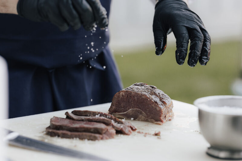 Detailaufnahme vom Zubereiten des Fleisches am Grill bei der Hochzeit im Dinzler Irschenberg