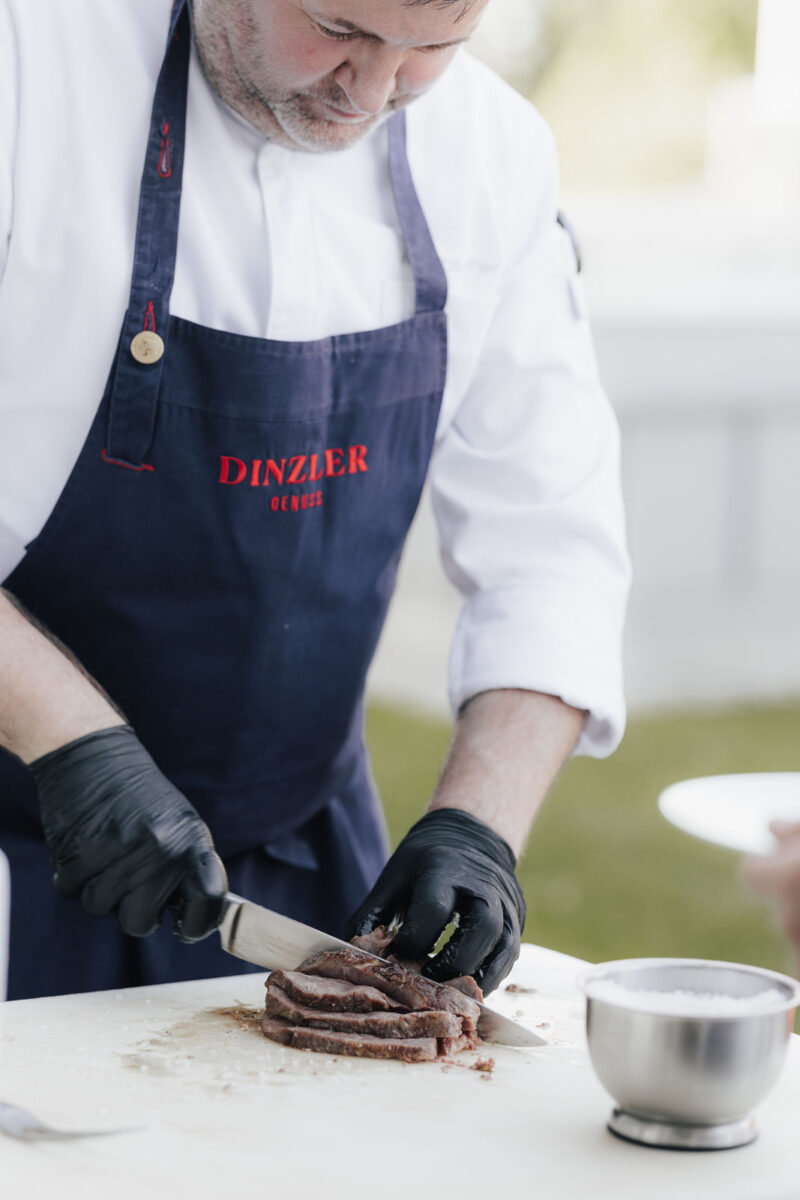Detailaufnahme vom Zubereiten des Fleisches am Grill bei der Hochzeit im Dinzler Irschenberg