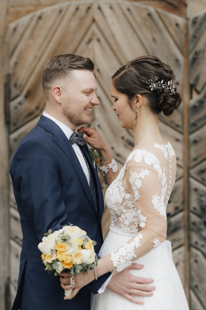 Momentaufnahme des Brautpaares beim Brautpaarshooting an der Hochzeitslocation