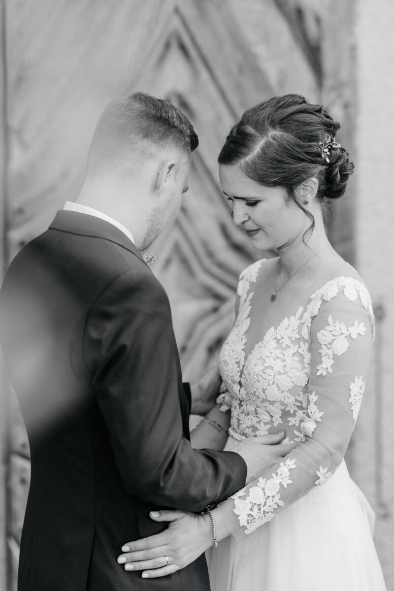 Emotionale Momentaufnahme des Brautpaares während des Brautpaarshooting an der Hochzeitslocation