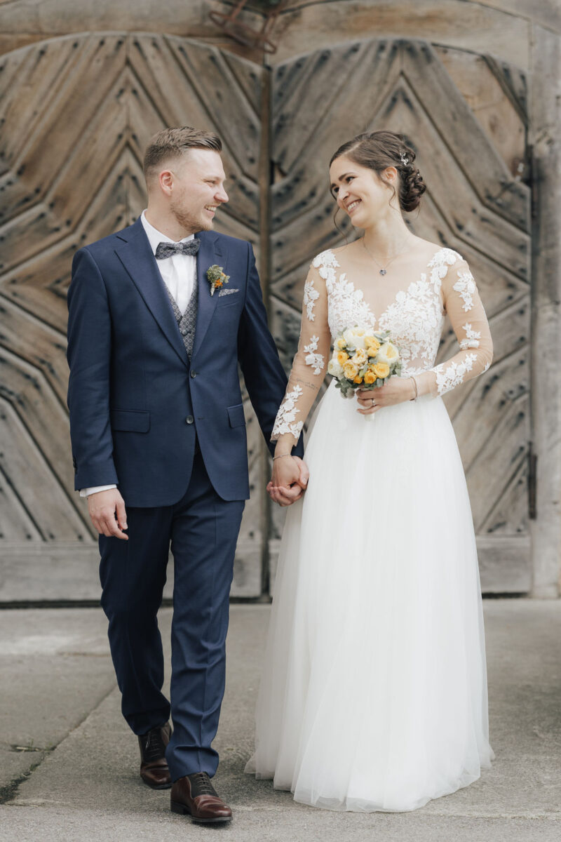 Brautpaar lacht sich an beim Brautpaarshooting an der Hochzeitslocation