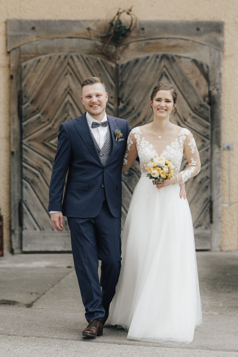 Glückliches Brautpaar beim Brautpaarshooting zur Mühle Holzham