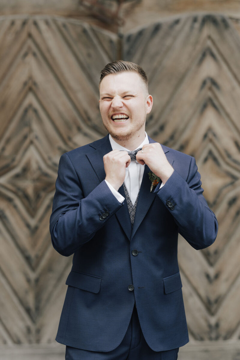 Bräutigam beim Brautpaarshooting zur Mühle Holzham – natürliche und authentische Hochzeitsfotos