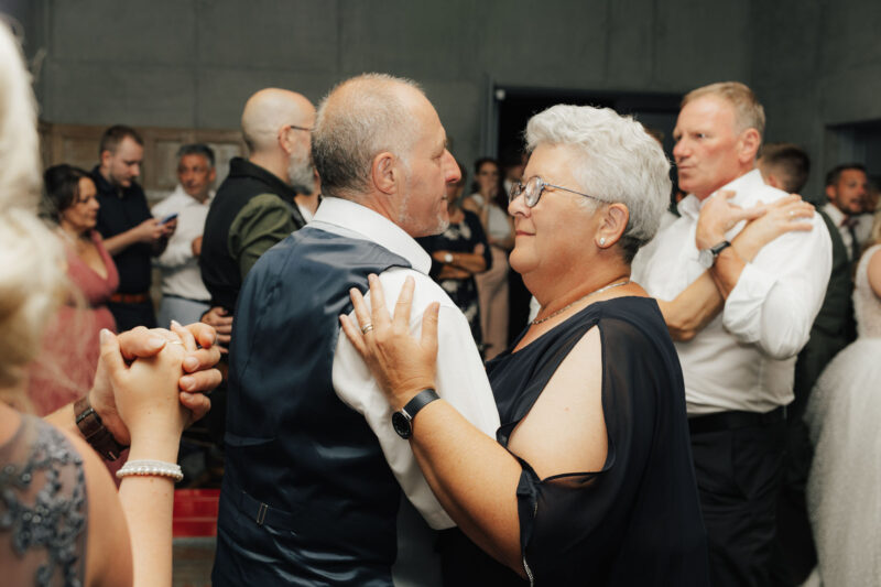 Hochzeitsgäste beim tanzen am Dinzler Irschenberg
